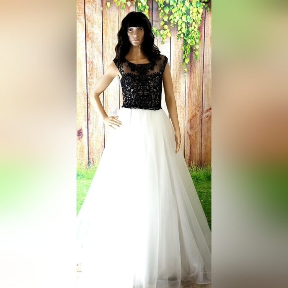 ED YOUNG - Ballgown, wedding white/black, size small - Picture 1 of 8